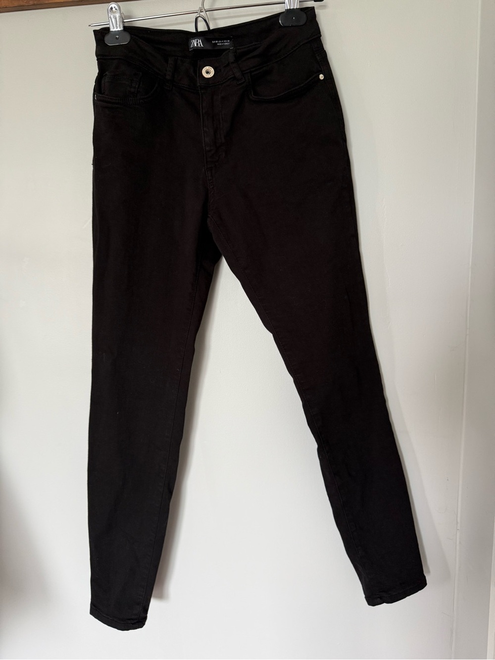 Zara Mid-Rise Black Skinny Jeans - Women's